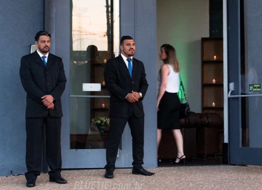 Dois seguranças na porta