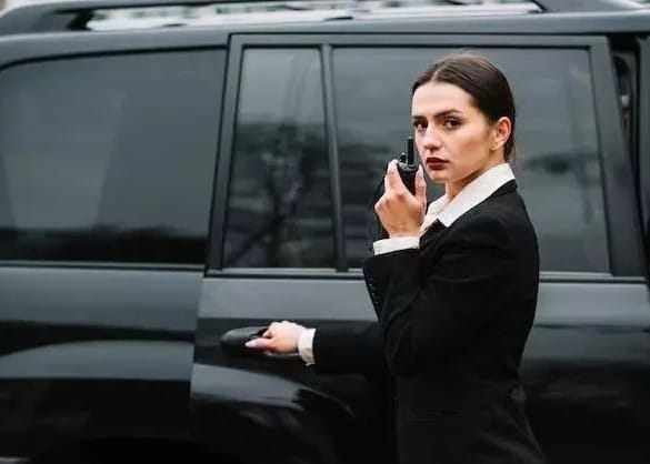 Segurança abrindo a porta do carro